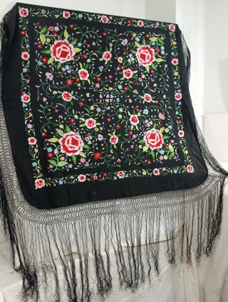 PRECIOSO MANTÓN DE MANILA SEDA BORDADA
