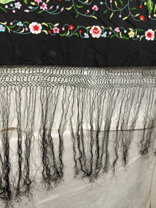 PRECIOSO MANTÓN DE MANILA SEDA BORDADA