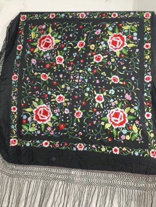 PRECIOSO MANTÓN DE MANILA SEDA BORDADA