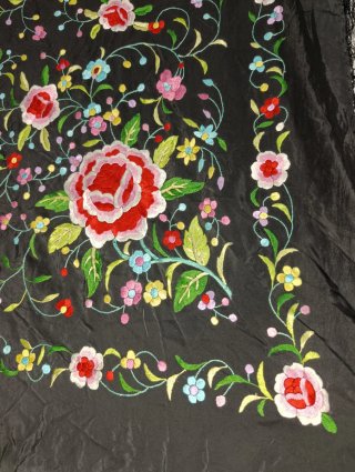 PRECIOSO MANTÓN DE MANILA SEDA BORDADA
