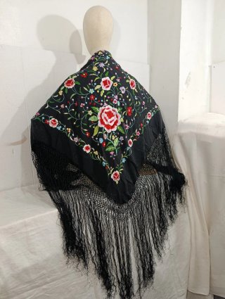 PRECIOSO MANTÓN DE MANILA SEDA BORDADA