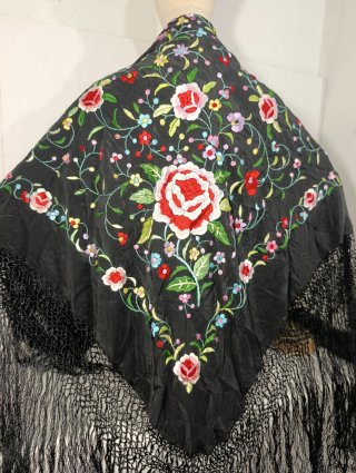PRECIOSO MANTÓN DE MANILA SEDA BORDADA