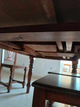 Mesa salón madera antigua con sillas