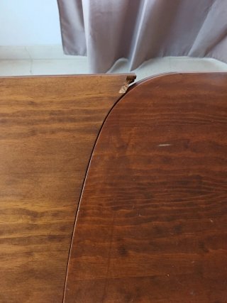 Mesa salón madera antigua con sillas