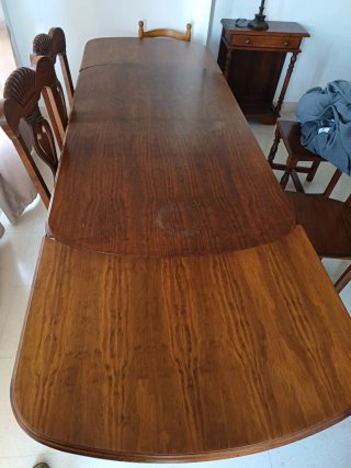 Mesa salón madera antigua con sillas