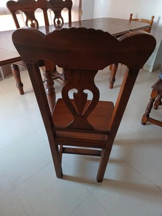 Mesa salón madera antigua con sillas