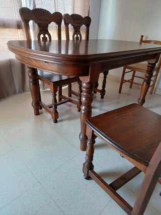 Mesa salón madera antigua con sillas