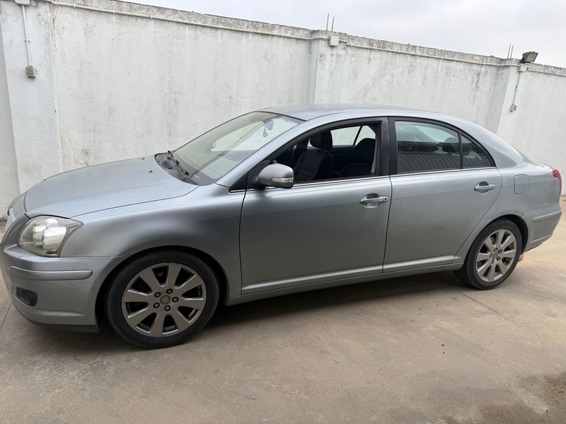Toyota Avensis - foto 1