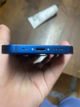Iphone 12 mini  La parte de atras rota  Pero lo de