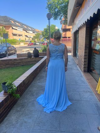 Vestido de fiesta azul con encaje