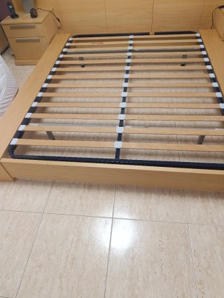 Struttura letto con rete a doghe.