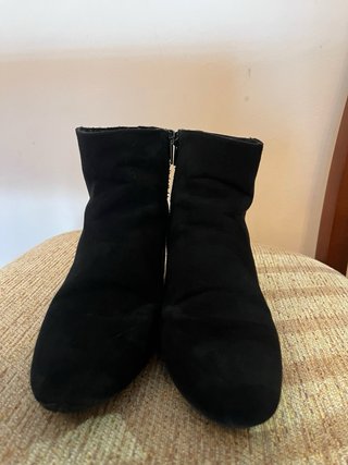 Botines negros con poco tacón