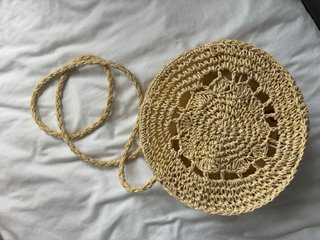 Bolso de rafia redondo