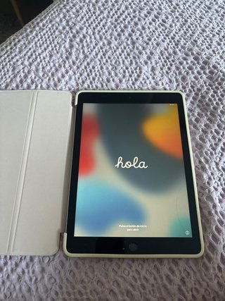 Ipad 6a generación, 128 gb con funda incluida.