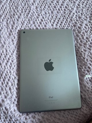 Ipad 6a generación, 128 gb con funda incluida.