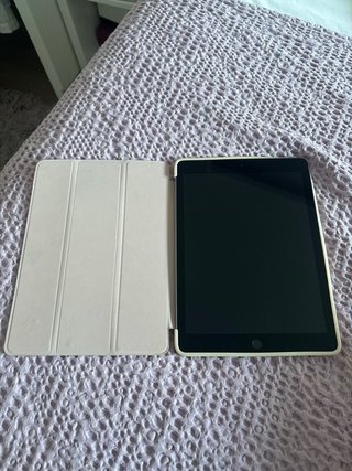 Ipad 6a generación, 128 gb con funda incluida.