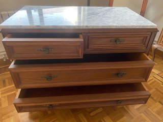 Cómoda antigua de madera con mármol