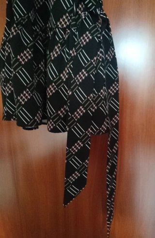 Vestido negro con dibujos rosas y blancos