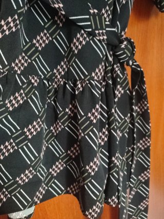 Vestido negro con dibujos rosas y blancos