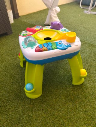 Mesa de juegos interactiva para bebés