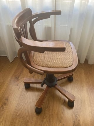 Silla clásica de madera para despacho o estudio
