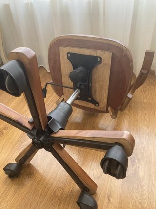 Silla clásica de madera para despacho o estudio
