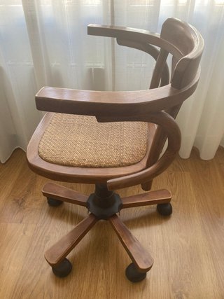 Silla clásica de madera para despacho o estudio