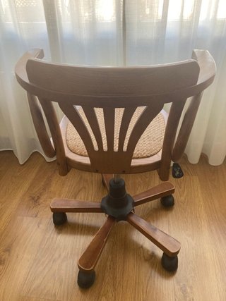 Silla clásica de madera para despacho o estudio
