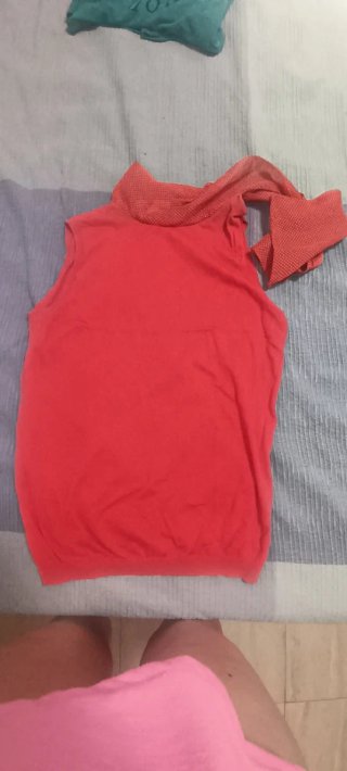 Top coral sin mangas cuello alto