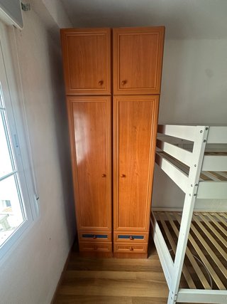 Armario de madera marrón