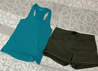 Blusa de tirantes con topos y shorts verdes