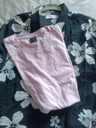 Camisa floral Bershka y camiseta rosa