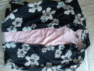 Camisa floral Bershka y camiseta rosa
