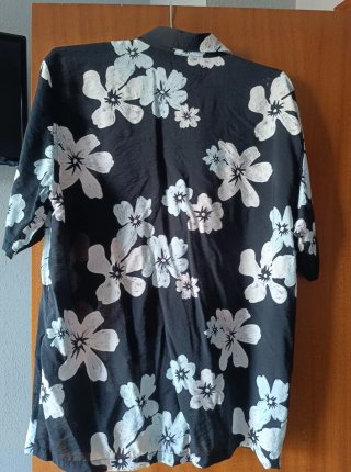 Camisa floral Bershka y camiseta rosa