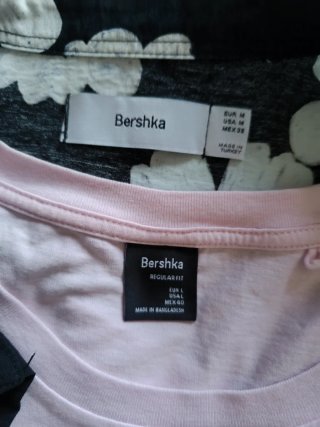 Camisa floral Bershka y camiseta rosa