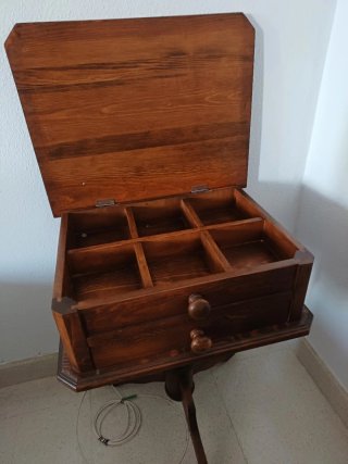 Mueble de costura de madera