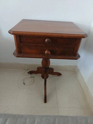 Mueble de costura de madera