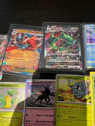 139 Cartas Pokémon + Lata Mega Charizard + 2 RR