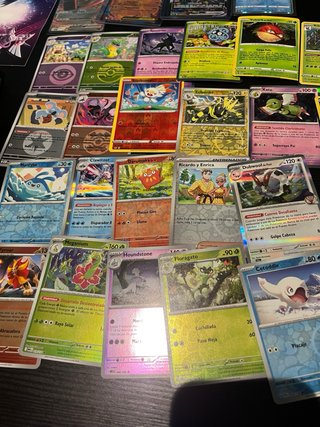 139 Cartas Pokémon + Lata Mega Charizard + 2 RR