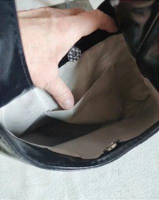 Bolso negro con tachuelas plateadas.