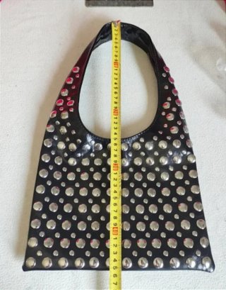 Bolso negro con tachuelas plateadas.