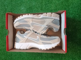 Zapatillas Nike Zoom Vomero 5 Talla 44.5