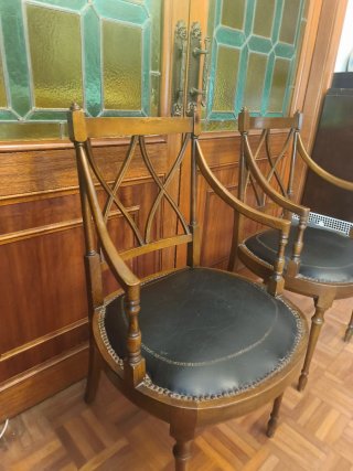Sillas clásicas salon madera
