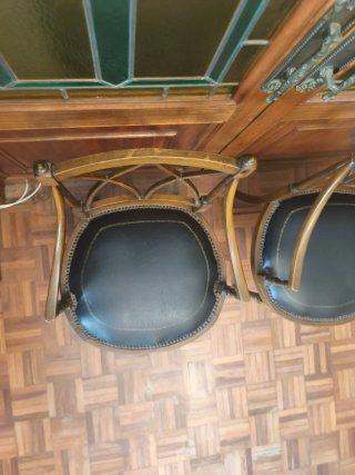 Sillas clásicas salon madera