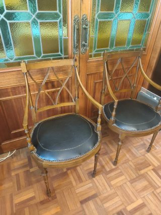 Sillas clásicas salon madera