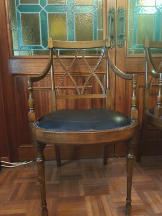 Sillas clásicas salon madera