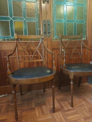 Sillas clásicas salon madera