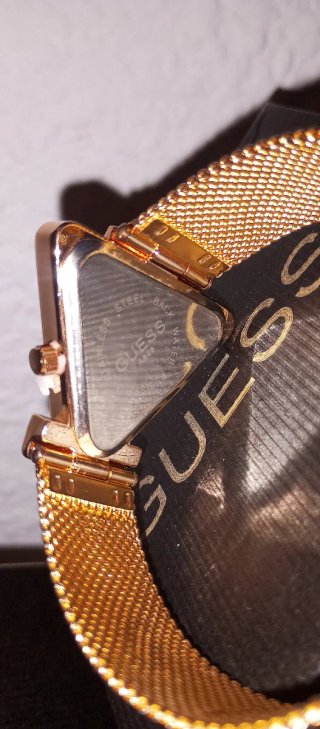 Reloj Guess Triángulo Dorado y Rosa