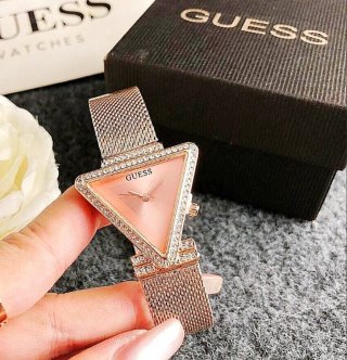 Reloj Guess Triángulo Dorado y Rosa