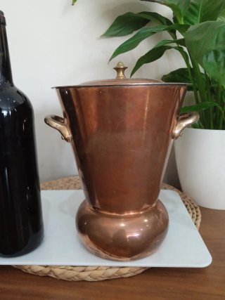 Antigua vaporera de cobre.
